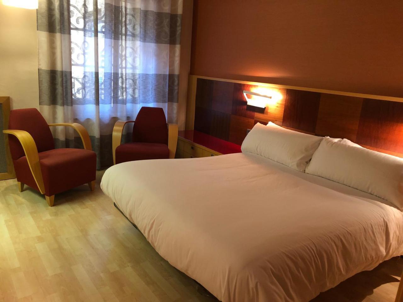 Hostal De La Gloria Виладрау Экстерьер фото